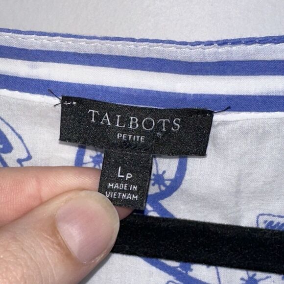🎉🎉🥳🥳Talbots Blue and White Floral Blouse Host Pick 🎉🎉🥳🥳 - Picture 4 of 5